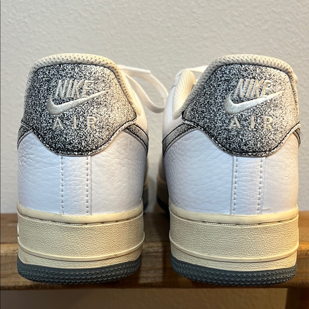 Nike Air Force 1 white leather sneaker w/ silver swish like new Men’s size 10 - Picture 4 of 7